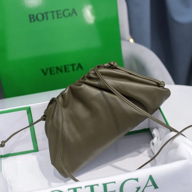 Batch 1120 Bottega Veneta cloud bag ☁️POUCH series original plain calfskin, super low-key and eye-catching, soft and casual. Major internet celebrity bloggers are crazy about calling it fashionable and classy, ​​lazy and intellectual. Small size: 23*13*7 (small cloud plain) dark green, model: 6671